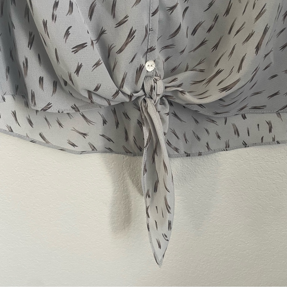 ACOA Grey Printed Tie Front Blouse NWT Lightweight 3/4 Sleeve Top Size Small - Picture 5 of 9